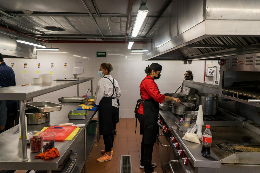 restaurant-employees-working-in-kitchen